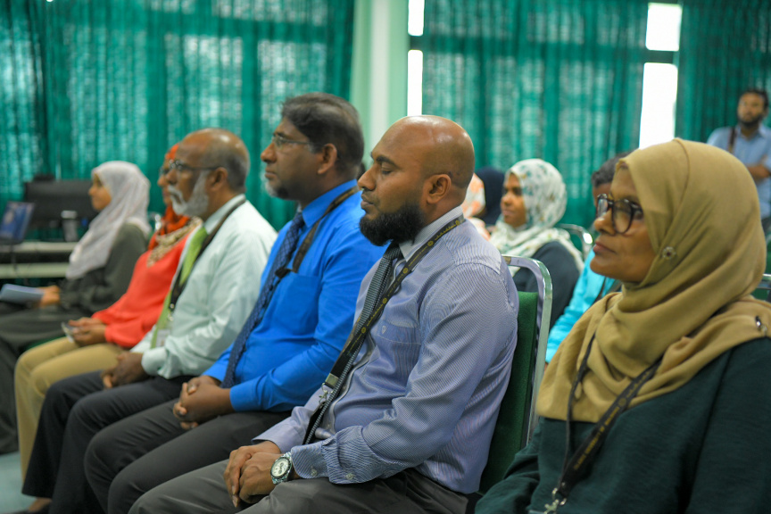 އައިޔޫއެމް އިން ލޮލުގެ ފެނުމުން މަޙްރޫމު ވެފައިވާ މީހުންނަށް ލެޕްޓޮޕް ހަދިޔާ ކުރުމުގެ ތެރެއިން --- ސަން ފޮޓޯ/ މުހައްމަދު ޝާތިއު އަބްދުﷲ