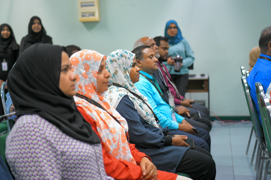 އައިޔޫއެމް އިން ލޮލުގެ ފެނުމުން މަޙްރޫމު ވެފައިވާ މީހުންނަށް ލެޕްޓޮޕް ހަދިޔާ ކުރުމުގެ ތެރެއިން --- ސަން ފޮޓޯ/ މުހައްމަދު ޝާތިއު އަބްދުﷲ