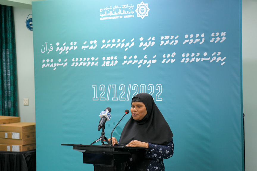 އައިޔޫއެމް އިން ލޮލުގެ ފެނުމުން މަޙްރޫމު ވެފައިވާ މީހުންނަށް ލެޕްޓޮޕް ހަދިޔާ ކުރުމުގެ ތެރެއިން --- ސަން ފޮޓޯ/ މުހައްމަދު ޝާތިއު އަބްދުﷲ