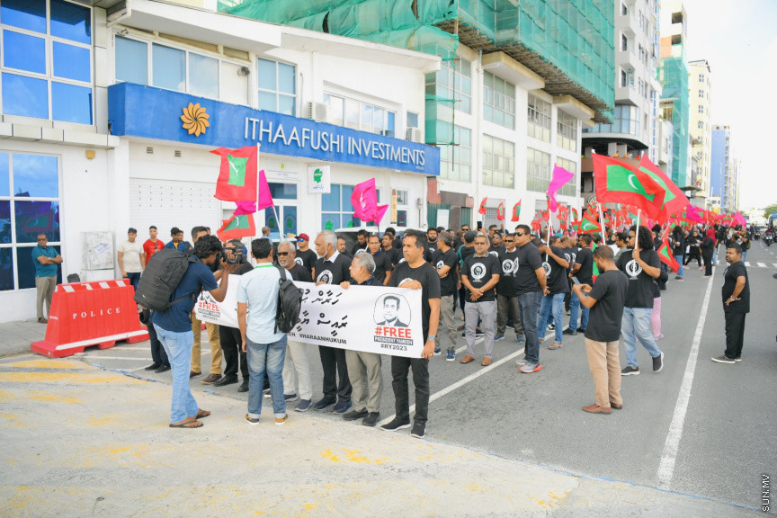 އިދިކޮޅު ލީޑަރު ޔާމީން މިނިވަންކުރަން ގޮވައިލައި އިދިކޮޅުން މަގުތަކަށް --- ސަންފޮޓޯ/ ނާއިލް ހުސައިން
