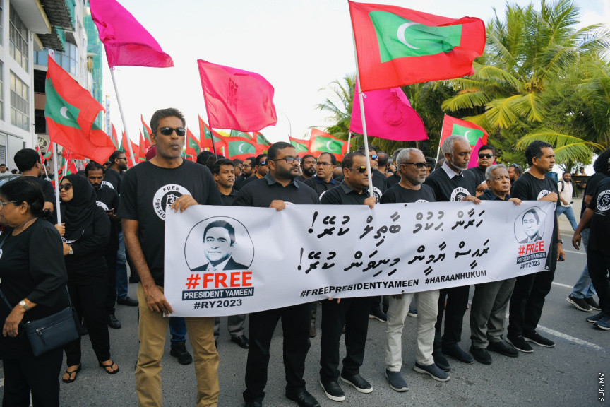 އިދިކޮޅު ލީޑަރު ޔާމީން މިނިވަންކުރަން ގޮވައިލައި އިދިކޮޅުން މަގުތަކަށް --- ސަންފޮޓޯ/ ނާއިލް ހުސައިން
