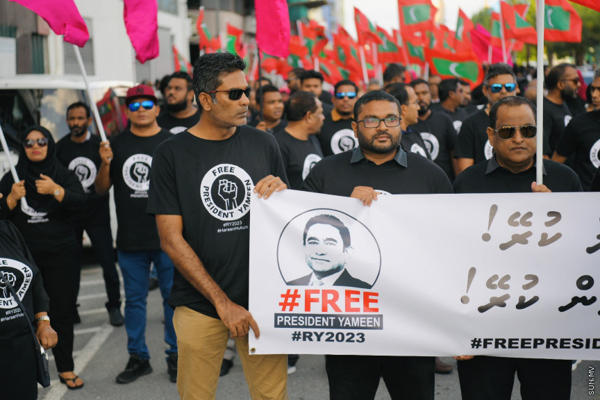 އިދިކޮޅު ލީޑަރު ޔާމީން މިނިވަންކުރަން ގޮވައިލައި އިދިކޮޅުން މަގުތަކަށް --- ސަންފޮޓޯ/ ނާއިލް ހުސައިން
