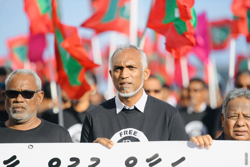 އިދިކޮޅު ލީޑަރު ޔާމީން މިނިވަންކުރަން ގޮވައިލައި އިދިކޮޅުން މަގުތަކަށް --- ސަންފޮޓޯ/ ނާއިލް ހުސައިން
