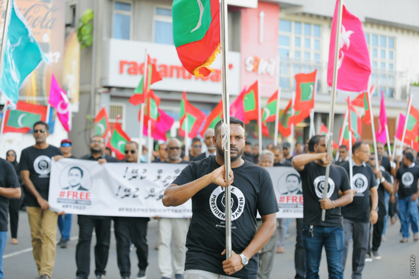 އިދިކޮޅު ލީޑަރު ޔާމީން މިނިވަންކުރަން ގޮވައިލައި އިދިކޮޅުން މަގުތަކަށް --- ސަންފޮޓޯ/ ނާއިލް ހުސައިން
