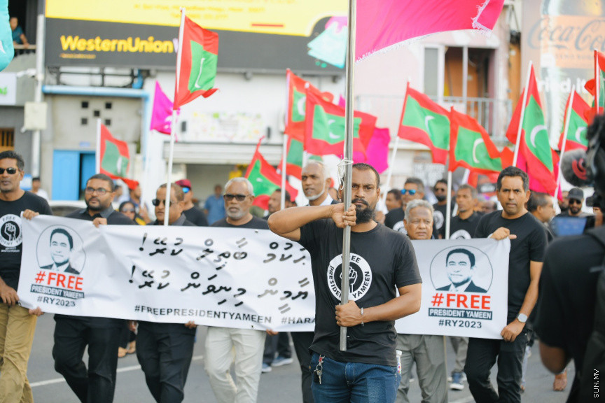އިދިކޮޅު ލީޑަރު ޔާމީން މިނިވަންކުރަން ގޮވައިލައި އިދިކޮޅުން މަގުތަކަށް --- ސަންފޮޓޯ/ ނާއިލް ހުސައިން
