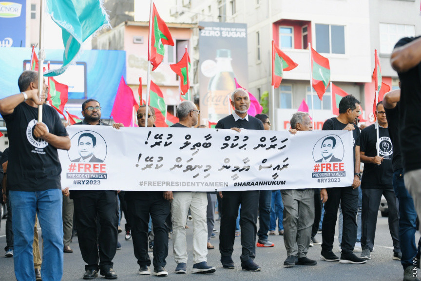 އިދިކޮޅު ލީޑަރު ޔާމީން މިނިވަންކުރަން ގޮވައިލައި އިދިކޮޅުން މަގުތަކަށް --- ސަންފޮޓޯ/ ނާއިލް ހުސައިން
