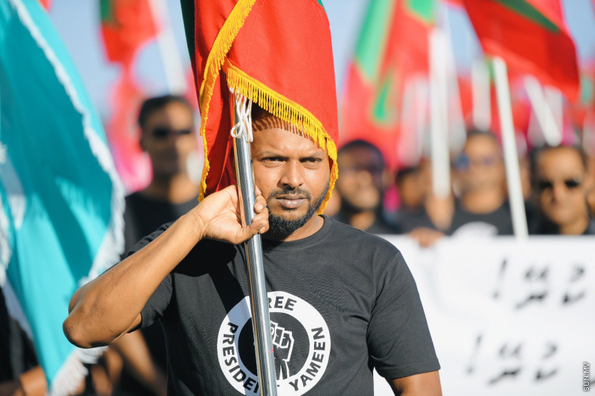 އިދިކޮޅު ލީޑަރު ޔާމީން މިނިވަންކުރަން ގޮވައިލައި އިދިކޮޅުން މަގުތަކަށް --- ސަންފޮޓޯ/ ނާއިލް ހުސައިން
