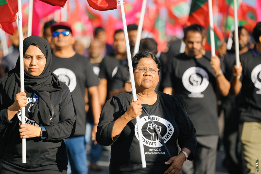 އިދިކޮޅު ލީޑަރު ޔާމީން މިނިވަންކުރަން ގޮވައިލައި އިދިކޮޅުން މަގުތަކަށް --- ސަންފޮޓޯ/ ނާއިލް ހުސައިން
