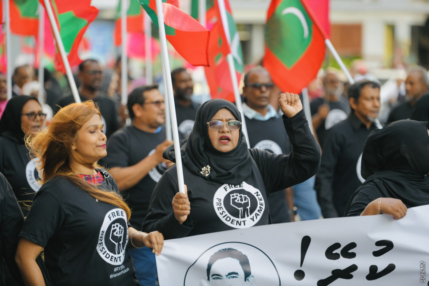 އިދިކޮޅު ލީޑަރު ޔާމީން މިނިވަންކުރަން ގޮވައިލައި އިދިކޮޅުން މަގުތަކަށް --- ސަންފޮޓޯ/ ނާއިލް ހުސައިން

