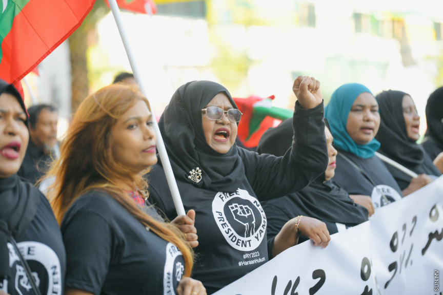 އިދިކޮޅު ލީޑަރު ޔާމީން މިނިވަންކުރަން ގޮވައިލައި އިދިކޮޅުން މަގުތަކަށް --- ސަންފޮޓޯ/ ނާއިލް ހުސައިން
