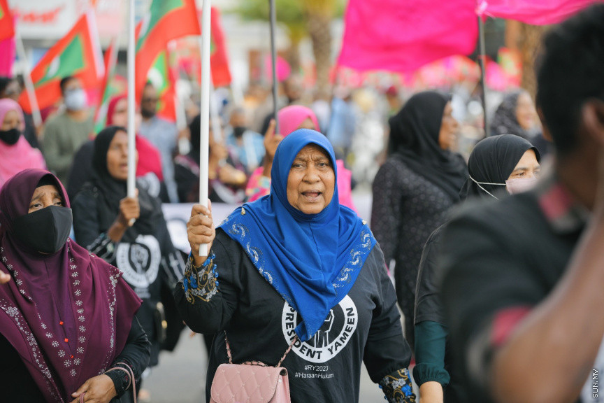 އިދިކޮޅު ލީޑަރު ޔާމީން މިނިވަންކުރަން ގޮވައިލައި އިދިކޮޅުން މަގުތަކަށް --- ސަންފޮޓޯ/ ނާއިލް ހުސައިން
