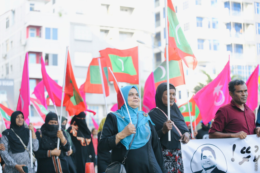 އިދިކޮޅު ލީޑަރު ޔާމީން މިނިވަންކުރަން ގޮވައިލައި އިދިކޮޅުން މަގުތަކަށް --- ސަންފޮޓޯ/ ނާއިލް ހުސައިން
