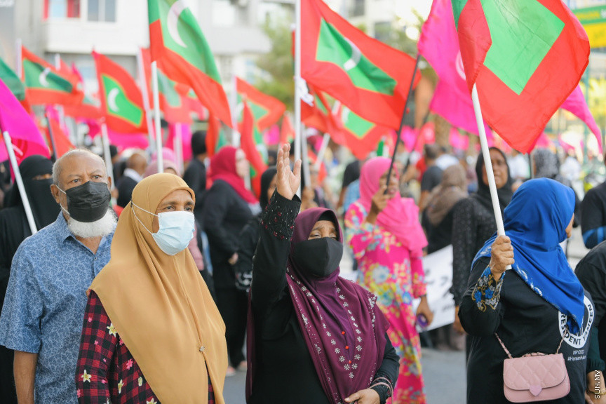 އިދިކޮޅު ލީޑަރު ޔާމީން މިނިވަންކުރަން ގޮވައިލައި އިދިކޮޅުން މަގުތަކަށް --- ސަންފޮޓޯ/ ނާއިލް ހުސައިން
