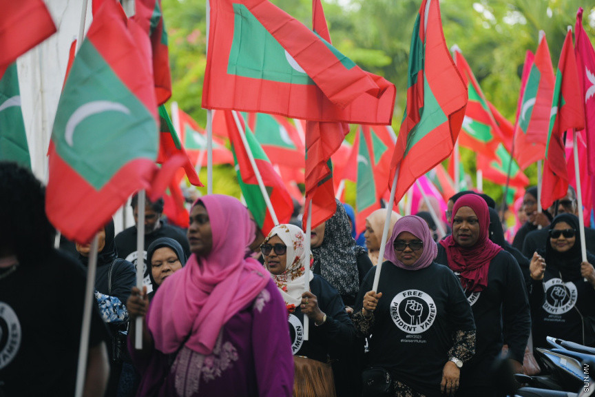 އިދިކޮޅު ލީޑަރު ޔާމީން މިނިވަންކުރަން ގޮވައިލައި އިދިކޮޅުން މަގުތަކަށް --- ސަންފޮޓޯ/ ނާއިލް ހުސައިން
