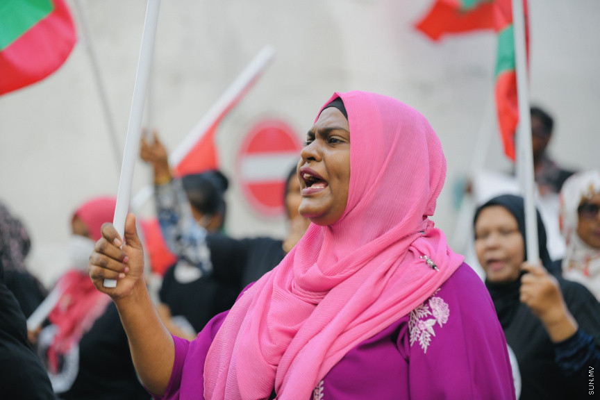 އިދިކޮޅު ލީޑަރު ޔާމީން މިނިވަންކުރަން ގޮވައިލައި އިދިކޮޅުން މަގުތަކަށް --- ސަންފޮޓޯ/ ނާއިލް ހުސައިން
