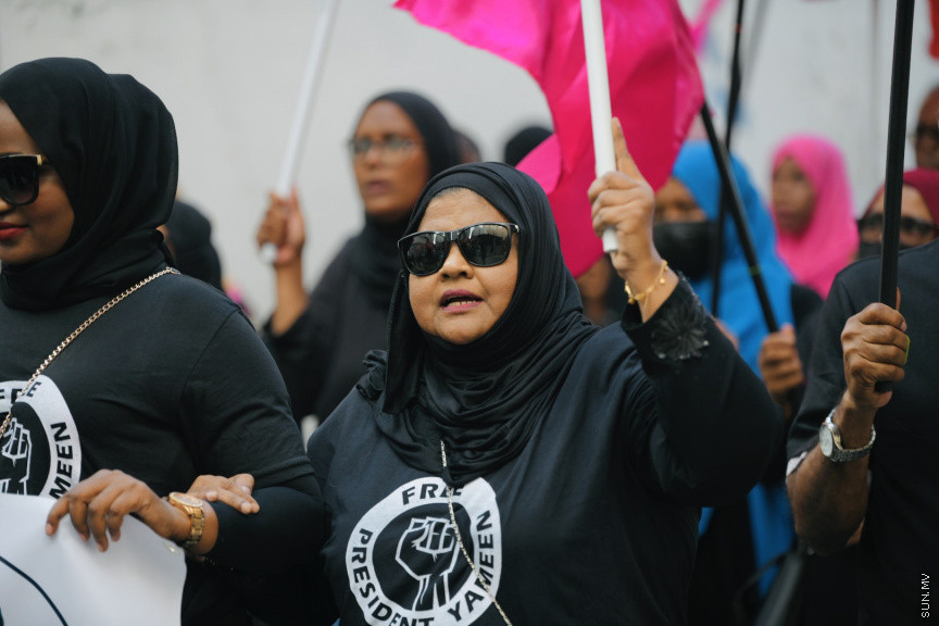 އިދިކޮޅު ލީޑަރު ޔާމީން މިނިވަންކުރަން ގޮވައިލައި އިދިކޮޅުން މަގުތަކަށް --- ސަންފޮޓޯ/ ނާއިލް ހުސައިން

