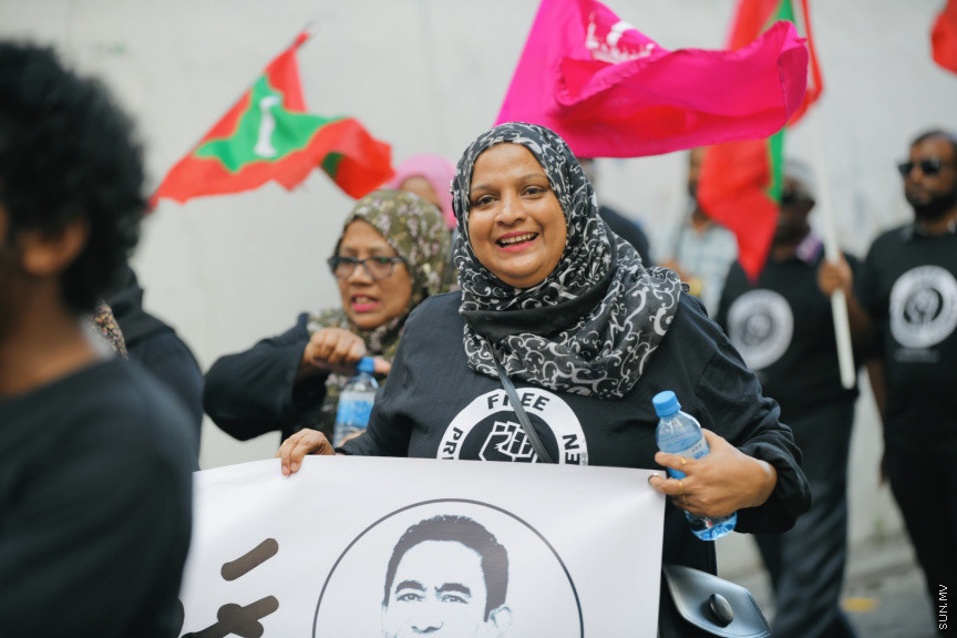 އިދިކޮޅު ލީޑަރު ޔާމީން މިނިވަންކުރަން ގޮވައިލައި އިދިކޮޅުން މަގުތަކަށް --- ސަންފޮޓޯ/ ނާއިލް ހުސައިން
