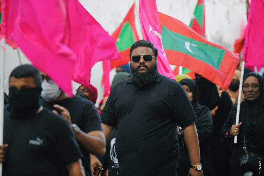 އިދިކޮޅު ލީޑަރު ޔާމީން މިނިވަންކުރަން ގޮވައިލައި އިދިކޮޅުން މަގުތަކަށް --- ސަންފޮޓޯ/ ނާއިލް ހުސައިން
