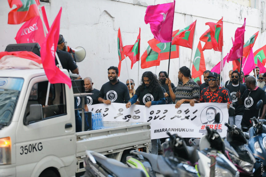 އިދިކޮޅު ލީޑަރު ޔާމީން މިނިވަންކުރަން ގޮވައިލައި އިދިކޮޅުން މަގުތަކަށް --- ސަންފޮޓޯ/ ނާއިލް ހުސައިން
