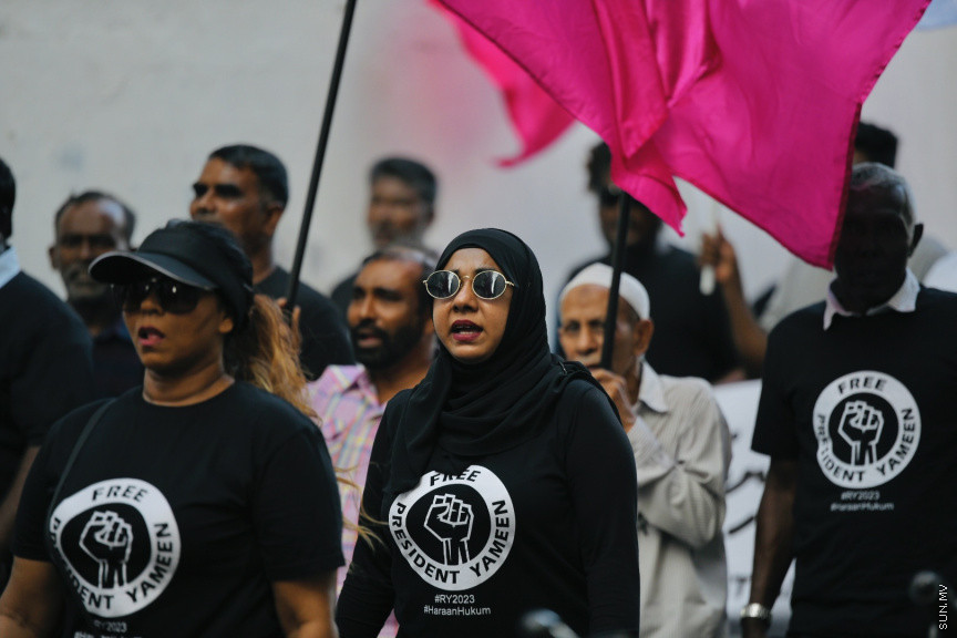 އިދިކޮޅު ލީޑަރު ޔާމީން މިނިވަންކުރަން ގޮވައިލައި އިދިކޮޅުން މަގުތަކަށް --- ސަންފޮޓޯ/ ނާއިލް ހުސައިން
