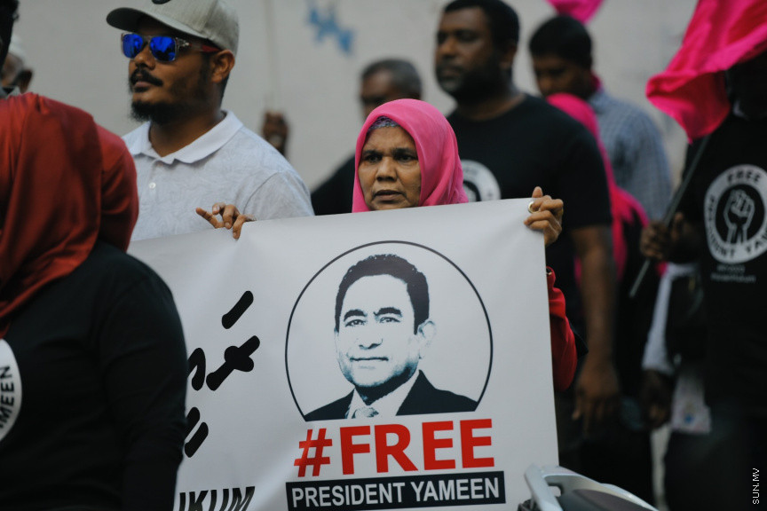 އިދިކޮޅު ލީޑަރު ޔާމީން މިނިވަންކުރަން ގޮވައިލައި އިދިކޮޅުން މަގުތަކަށް --- ސަންފޮޓޯ/ ނާއިލް ހުސައިން
