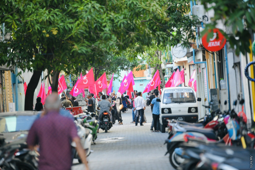 އިދިކޮޅު ލީޑަރު ޔާމީން މިނިވަންކުރަން ގޮވައިލައި އިދިކޮޅުން މަގުތަކަށް --- ސަންފޮޓޯ/ ނާއިލް ހުސައިން

