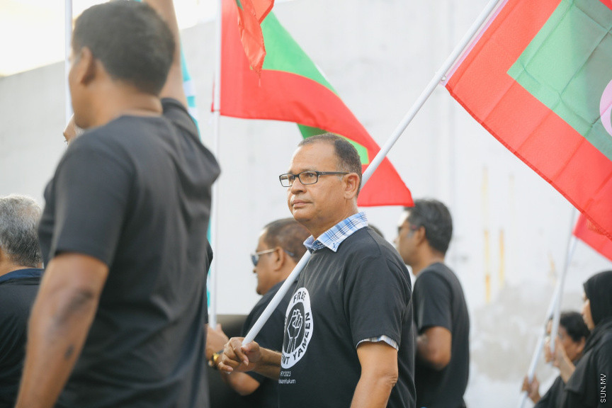 އިދިކޮޅު ލީޑަރު ޔާމީން މިނިވަންކުރަން ގޮވައިލައި އިދިކޮޅުން މަގުތަކަށް --- ސަންފޮޓޯ/ ނާއިލް ހުސައިން
