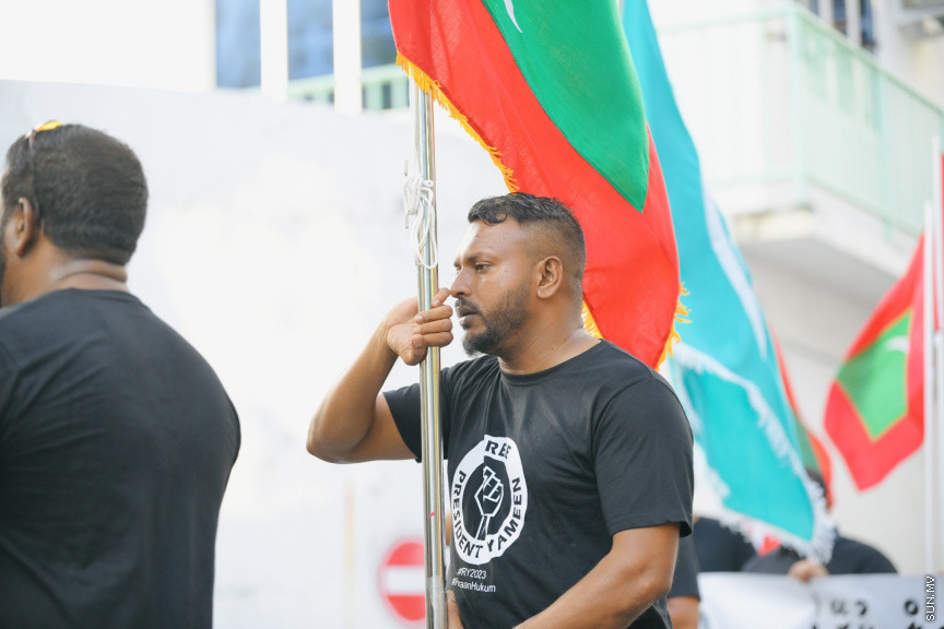 އިދިކޮޅު ލީޑަރު ޔާމީން މިނިވަންކުރަން ގޮވައިލައި އިދިކޮޅުން މަގުތަކަށް --- ސަންފޮޓޯ/ ނާއިލް ހުސައިން
