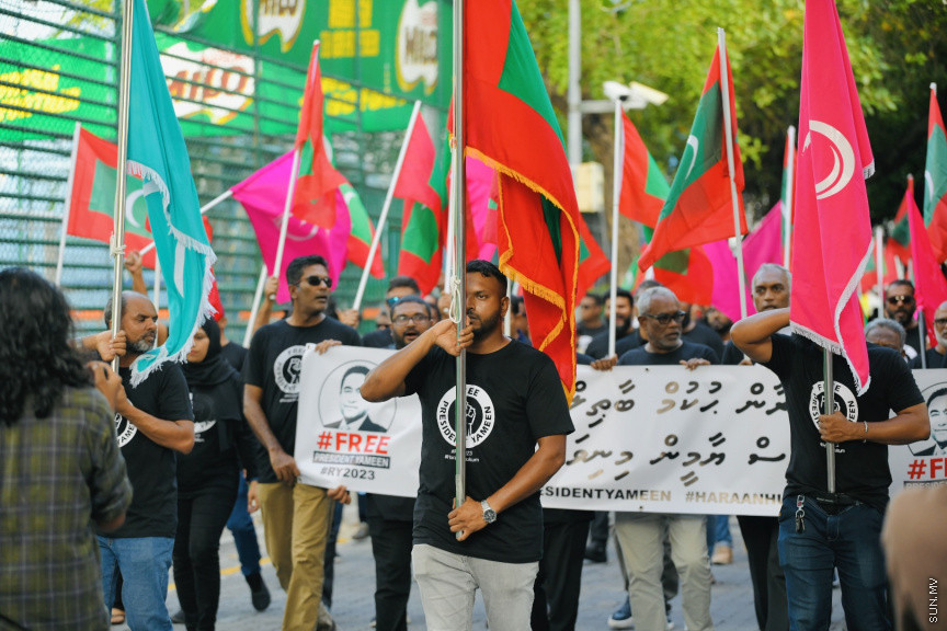 އިދިކޮޅު ލީޑަރު ޔާމީން މިނިވަންކުރަން ގޮވައިލައި އިދިކޮޅުން މަގުތަކަށް --- ސަންފޮޓޯ/ ނާއިލް ހުސައިން
އިދިކޮޅު ލީޑަރު ޔާމީން މިނިވަންކުރަން ގޮވައިލައި އިދިކޮޅުން މަގުތަކަށް --- ސަންފޮޓޯ/ ނާއިލް ހުސައިން
