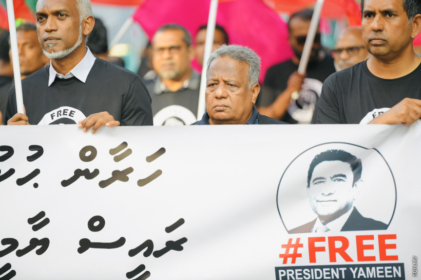 އިދިކޮޅު ލީޑަރު ޔާމީން މިނިވަންކުރަން ގޮވައިލައި އިދިކޮޅުން މަގުތަކަށް --- ސަންފޮޓޯ/ ނާއިލް ހުސައިން
އިދިކޮޅު ލީޑަރު ޔާމީން މިނިވަންކުރަން ގޮވައިލައި އިދިކޮޅުން މަގުތަކަށް --- ސަންފޮޓޯ/ ނާއިލް ހުސައިން
