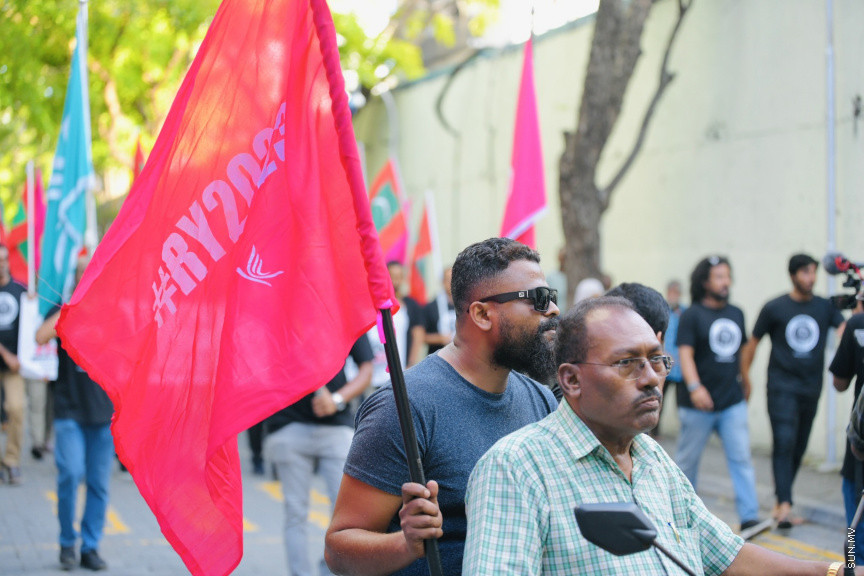 އިދިކޮޅު ލީޑަރު ޔާމީން މިނިވަންކުރަން ގޮވައިލައި އިދިކޮޅުން މަގުތަކަށް --- ސަންފޮޓޯ/ ނާއިލް ހުސައިން
