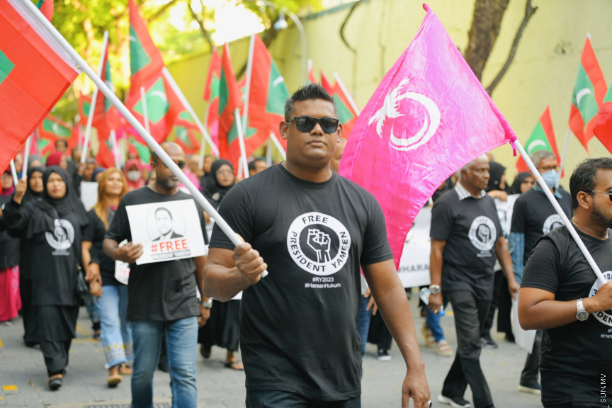 އިދިކޮޅު ލީޑަރު ޔާމީން މިނިވަންކުރަން ގޮވައިލައި އިދިކޮޅުން މަގުތަކަށް --- ސަންފޮޓޯ/ ނާއިލް ހުސައިން
