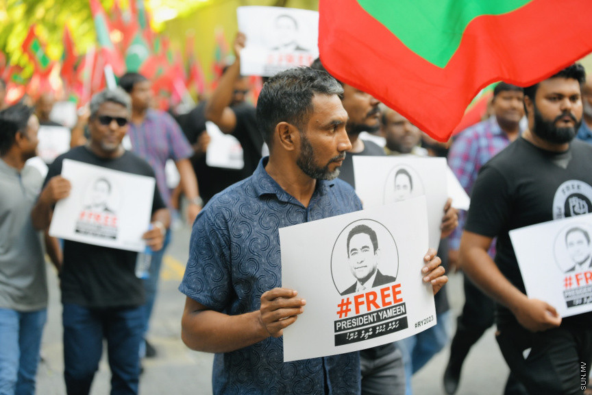 އިދިކޮޅު ލީޑަރު ޔާމީން މިނިވަންކުރަން ގޮވައިލައި އިދިކޮޅުން މަގުތަކަށް --- ސަންފޮޓޯ/ ނާއިލް ހުސައިން
