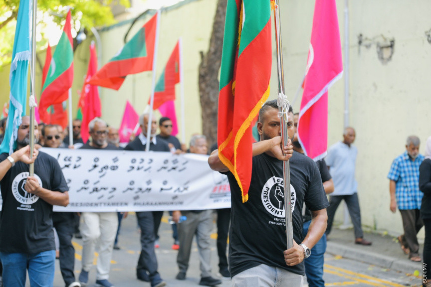 އިދިކޮޅު ލީޑަރު ޔާމީން މިނިވަންކުރަން ގޮވައިލައި އިދިކޮޅުން މަގުތަކަށް --- ސަންފޮޓޯ/ ނާއިލް ހުސައިން
