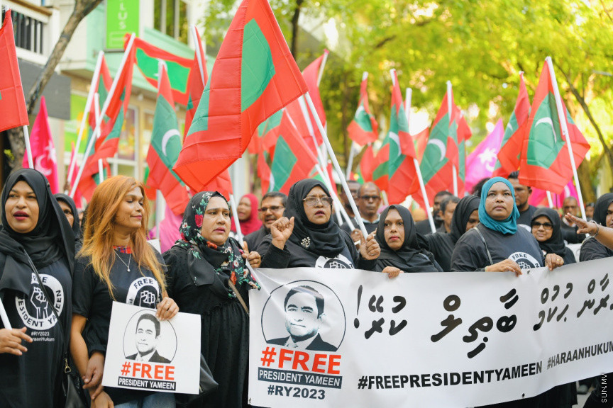 އިދިކޮޅު ލީޑަރު ޔާމީން މިނިވަންކުރަން ގޮވައިލައި އިދިކޮޅުން މަގުތަކަށް --- ސަންފޮޓޯ/ ނާއިލް ހުސައިން
