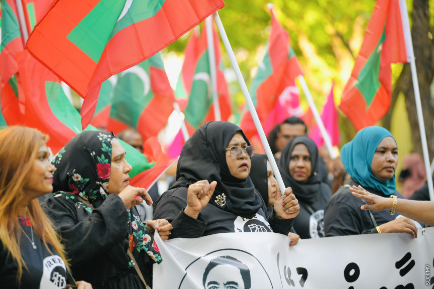 އިދިކޮޅު ލީޑަރު ޔާމީން މިނިވަންކުރަން ގޮވައިލައި އިދިކޮޅުން މަގުތަކަށް --- ސަންފޮޓޯ/ ނާއިލް ހުސައިން
