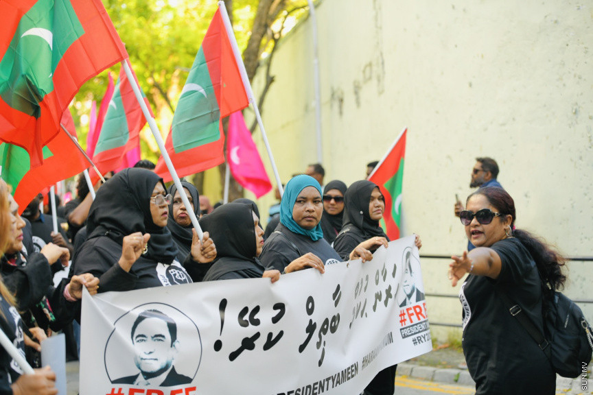އިދިކޮޅު ލީޑަރު ޔާމީން މިނިވަންކުރަން ގޮވައިލައި އިދިކޮޅުން މަގުތަކަށް --- ސަންފޮޓޯ/ ނާއިލް ހުސައިން

