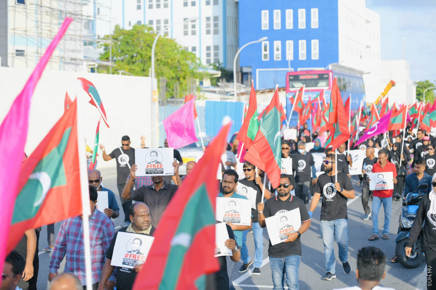 އިދިކޮޅު ލީޑަރު ޔާމީން މިނިވަންކުރަން ގޮވައިލައި އިދިކޮޅުން މަގުތަކަށް --- ސަންފޮޓޯ/ ނާއިލް ހުސައިން

