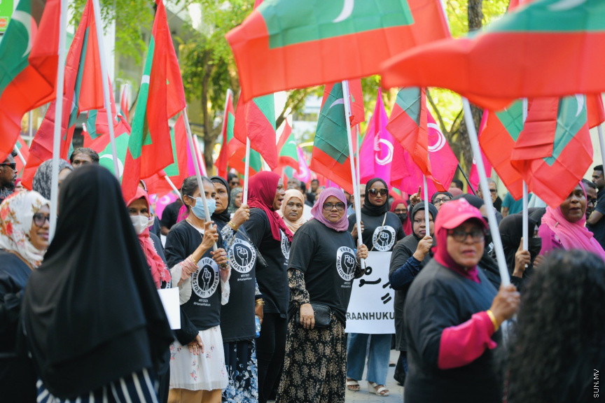 އިދިކޮޅު ލީޑަރު ޔާމީން މިނިވަންކުރަން ގޮވައިލައި އިދިކޮޅުން މަގުތަކަށް --- ސަންފޮޓޯ/ ނާއިލް ހުސައިން
