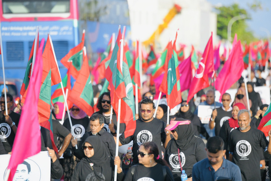އިދިކޮޅު ލީޑަރު ޔާމީން މިނިވަންކުރަން ގޮވައިލައި އިދިކޮޅުން މަގުތަކަށް --- ސަންފޮޓޯ/ ނާއިލް ހުސައިން
