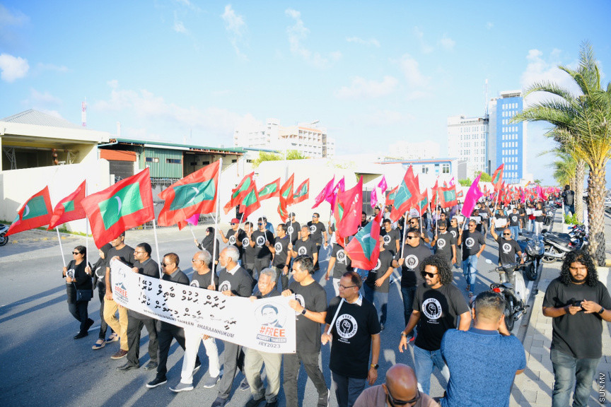 އިދިކޮޅު ލީޑަރު ޔާމީން މިނިވަންކުރަން ގޮވައިލައި އިދިކޮޅުން މަގުތަކަށް --- ސަންފޮޓޯ/ ނާއިލް ހުސައިން
