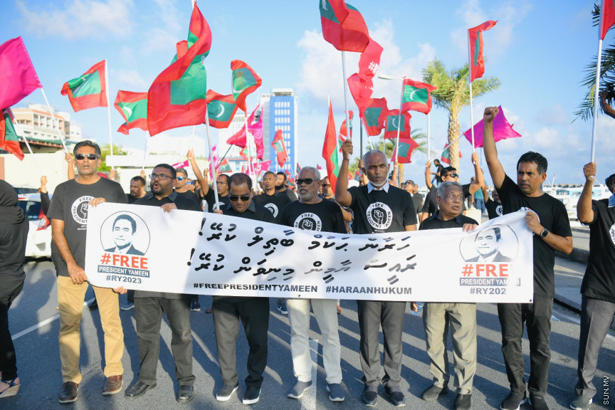 އިދިކޮޅު ލީޑަރު ޔާމީން މިނިވަންކުރަން ގޮވައިލައި އިދިކޮޅުން މަގުތަކަށް --- ސަންފޮޓޯ/ ނާއިލް ހުސައިން
