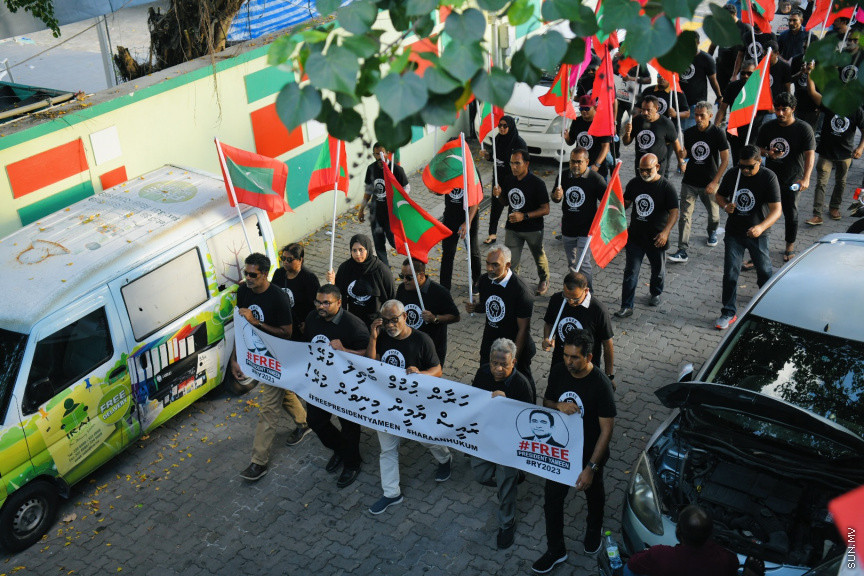އިދިކޮޅު ލީޑަރު ޔާމީން މިނިވަންކުރަން ގޮވައިލައި އިދިކޮޅުން މަގުތަކަށް --- ސަންފޮޓޯ/ ނާއިލް ހުސައިން
