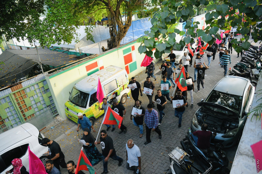 އިދިކޮޅު ލީޑަރު ޔާމީން މިނިވަންކުރަން ގޮވައިލައި އިދިކޮޅުން މަގުތަކަށް --- ސަންފޮޓޯ/ ނާއިލް ހުސައިން

