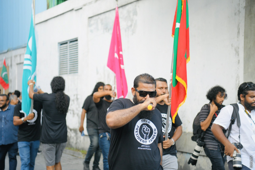 އިދިކޮޅު ލީޑަރު ޔާމީން މިނިވަންކުރަން ގޮވައިލައި އިދިކޮޅުން މަގުތަކަށް --- ސަންފޮޓޯ/ ނާއިލް ހުސައިން
