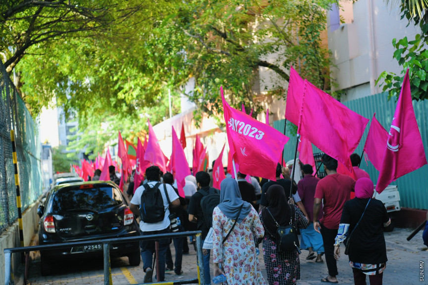 އިދިކޮޅު ލީޑަރު ޔާމީން މިނިވަންކުރަން ގޮވައިލައި އިދިކޮޅުން މަގުތަކަށް --- ސަންފޮޓޯ/ ނާއިލް ހުސައިން
