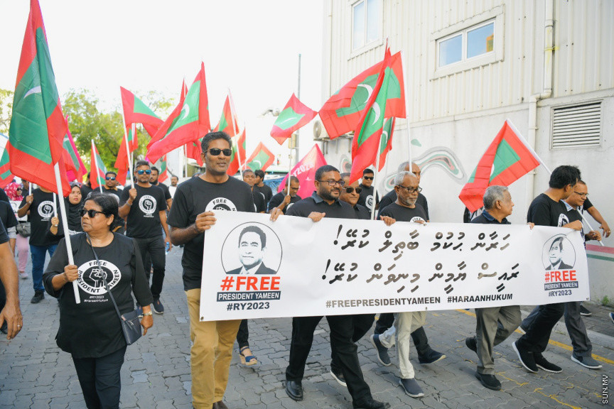 އިދިކޮޅު ލީޑަރު ޔާމީން މިނިވަންކުރަން ގޮވައިލައި އިދިކޮޅުން މަގުތަކަށް --- ސަންފޮޓޯ/ ނާއިލް ހުސައިން
