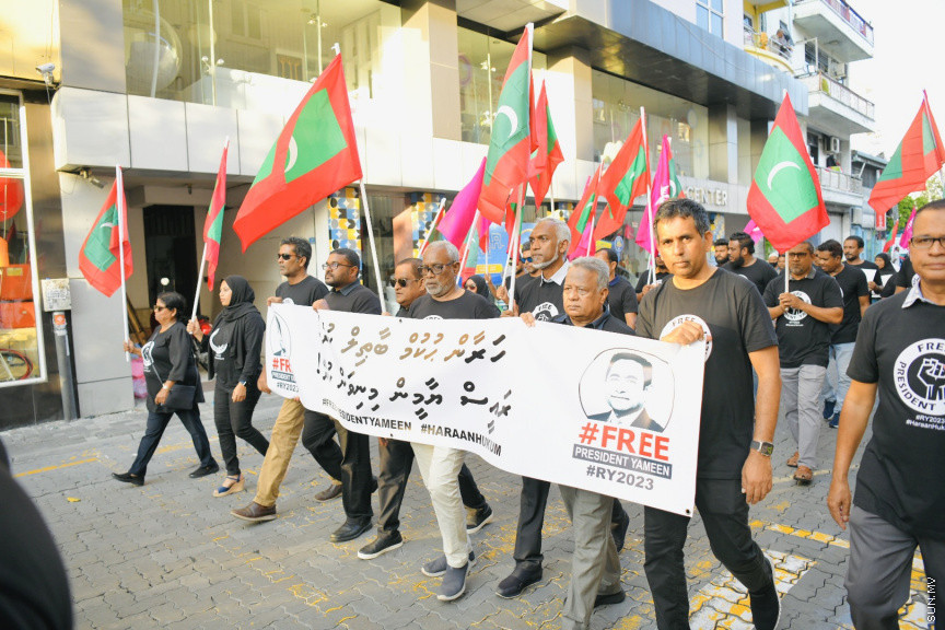އިދިކޮޅު ލީޑަރު ޔާމީން މިނިވަންކުރަން ގޮވައިލައި އިދިކޮޅުން މަގުތަކަށް --- ސަންފޮޓޯ/ ނާއިލް ހުސައިން
