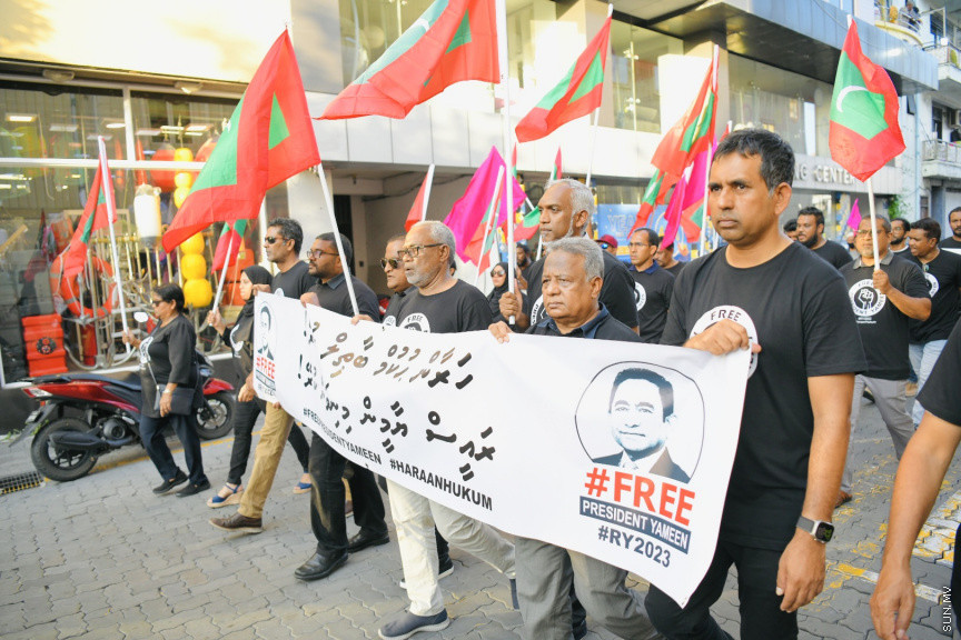 އިދިކޮޅު ލީޑަރު ޔާމީން މިނިވަންކުރަން ގޮވައިލައި އިދިކޮޅުން މަގުތަކަށް --- ސަންފޮޓޯ/ ނާއިލް ހުސައިން
