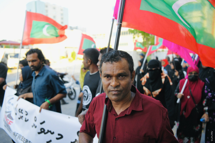 އިދިކޮޅު ލީޑަރު ޔާމީން މިނިވަންކުރަން ގޮވައިލައި އިދިކޮޅުން މަގުތަކަށް --- ސަންފޮޓޯ/ ނާއިލް ހުސައިން
